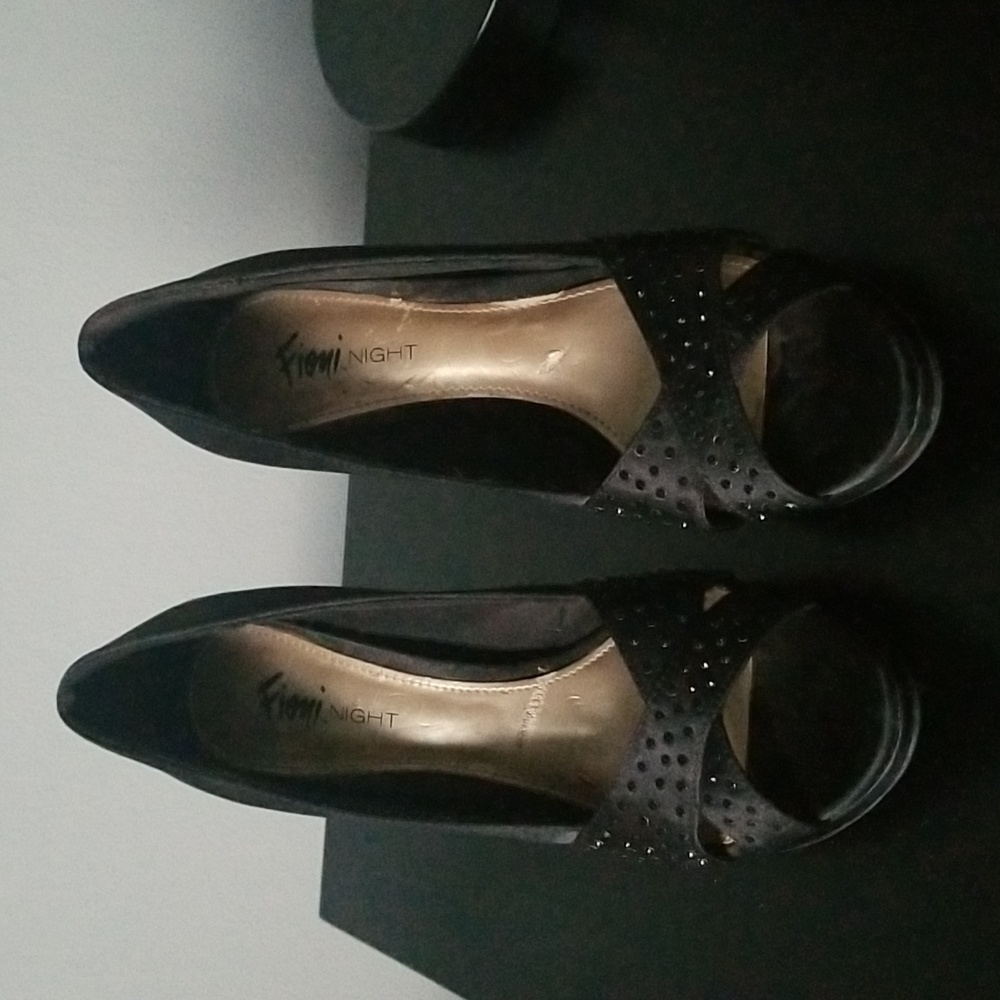 Black Pumps - Picture 3 of 4